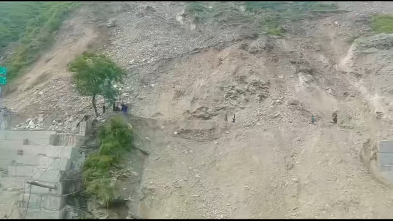 Kwarab Road पर बढ़ता खतरा: पैदल जा रही शिक्षिकाएँ गिरते पत्थरों से बाल-बाल बचीं